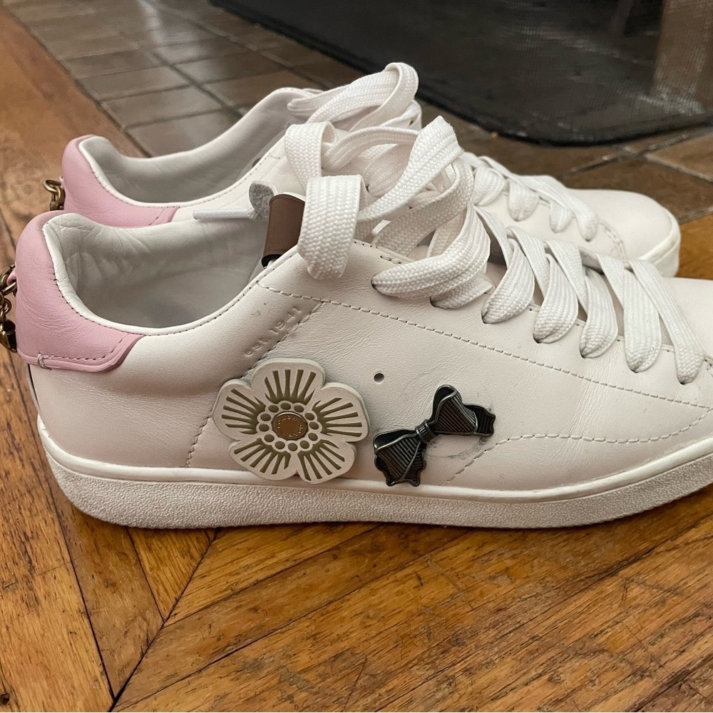 Coach Women's Lowline Lace Up Low Top Signature Sneakers